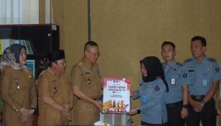 Menerima Penghargaan Kab/Kota Peduli HAM